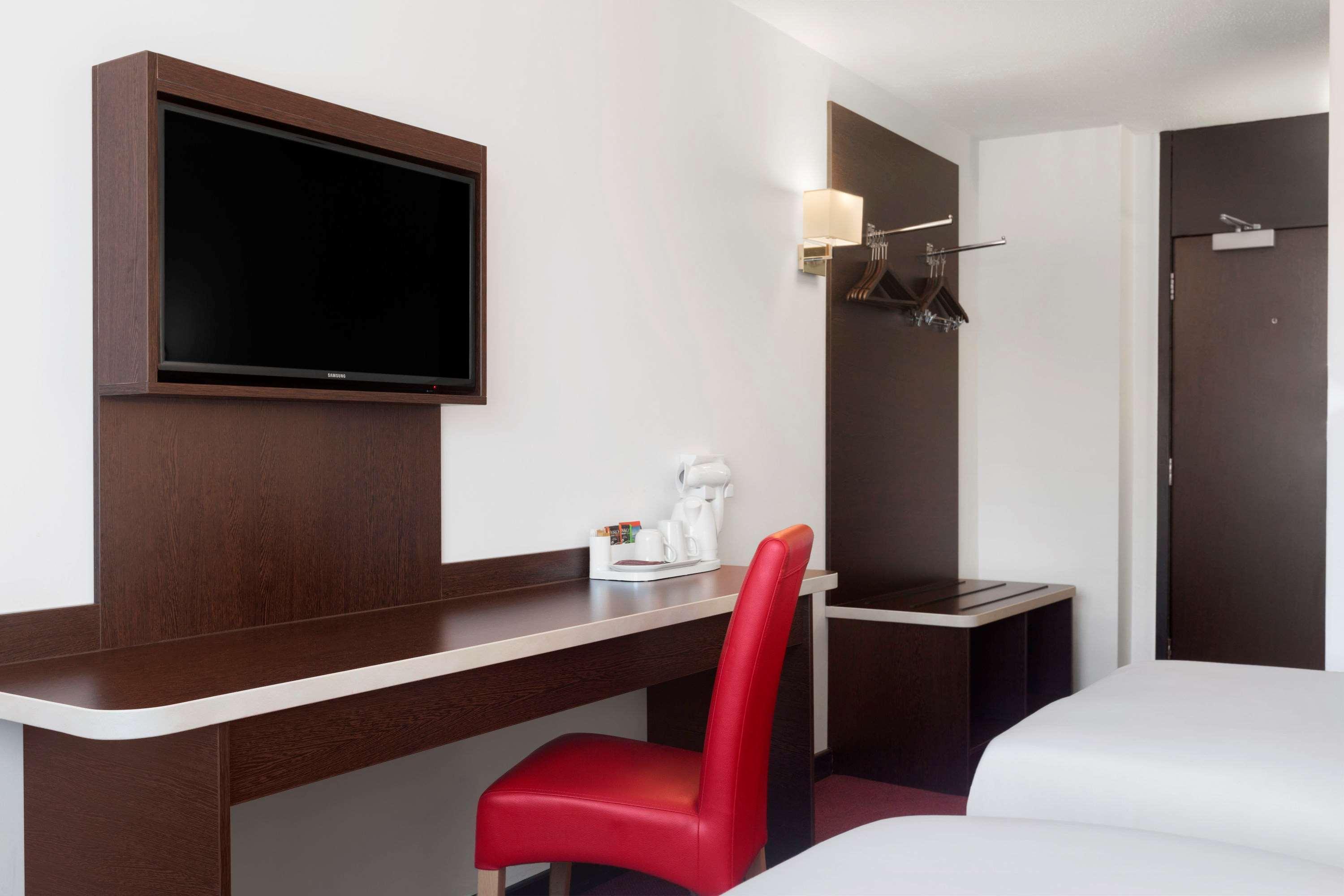 Отель Ramada Милтон-Кейнс Экстерьер фото