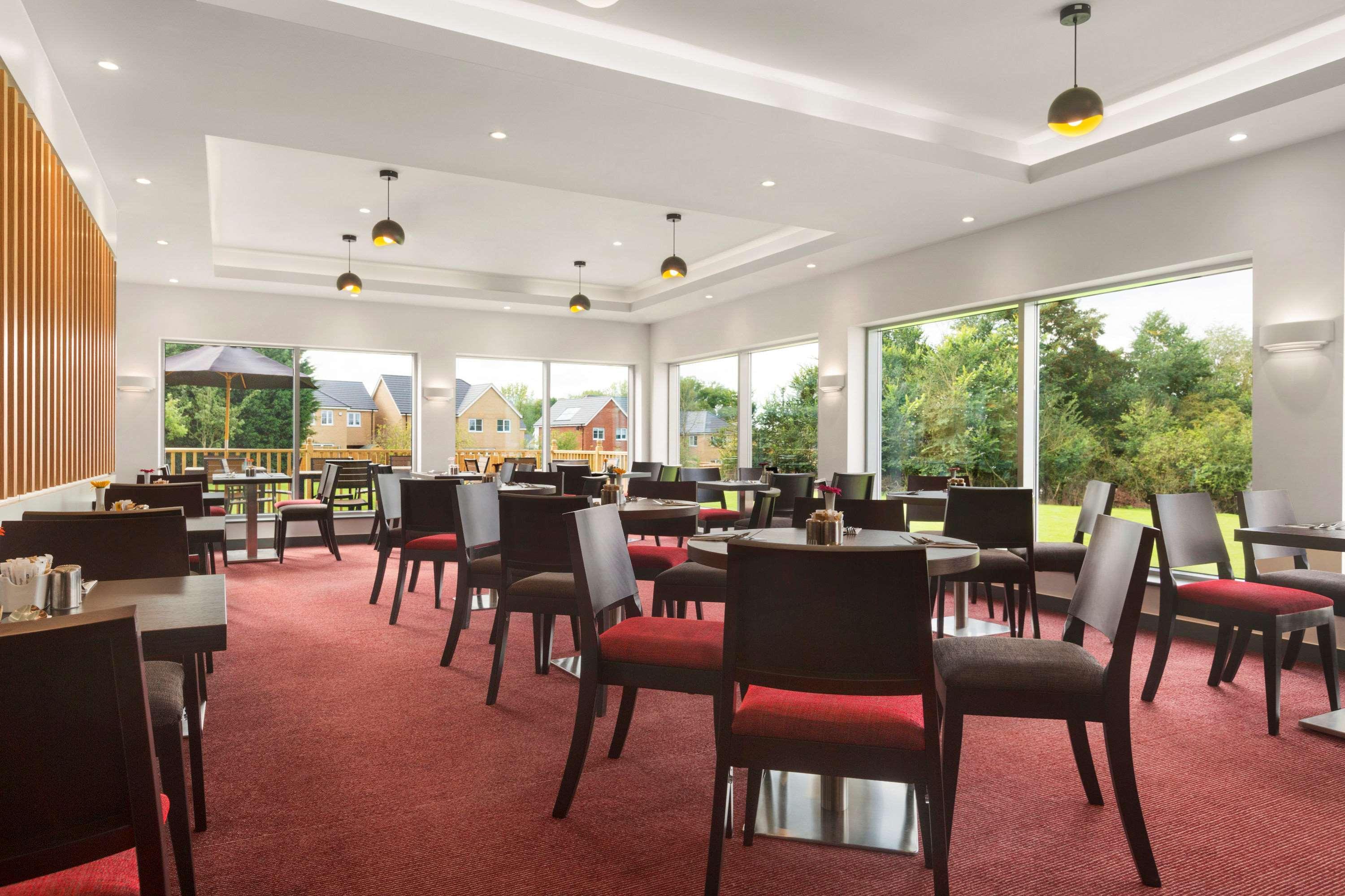 Отель Ramada Милтон-Кейнс Экстерьер фото
