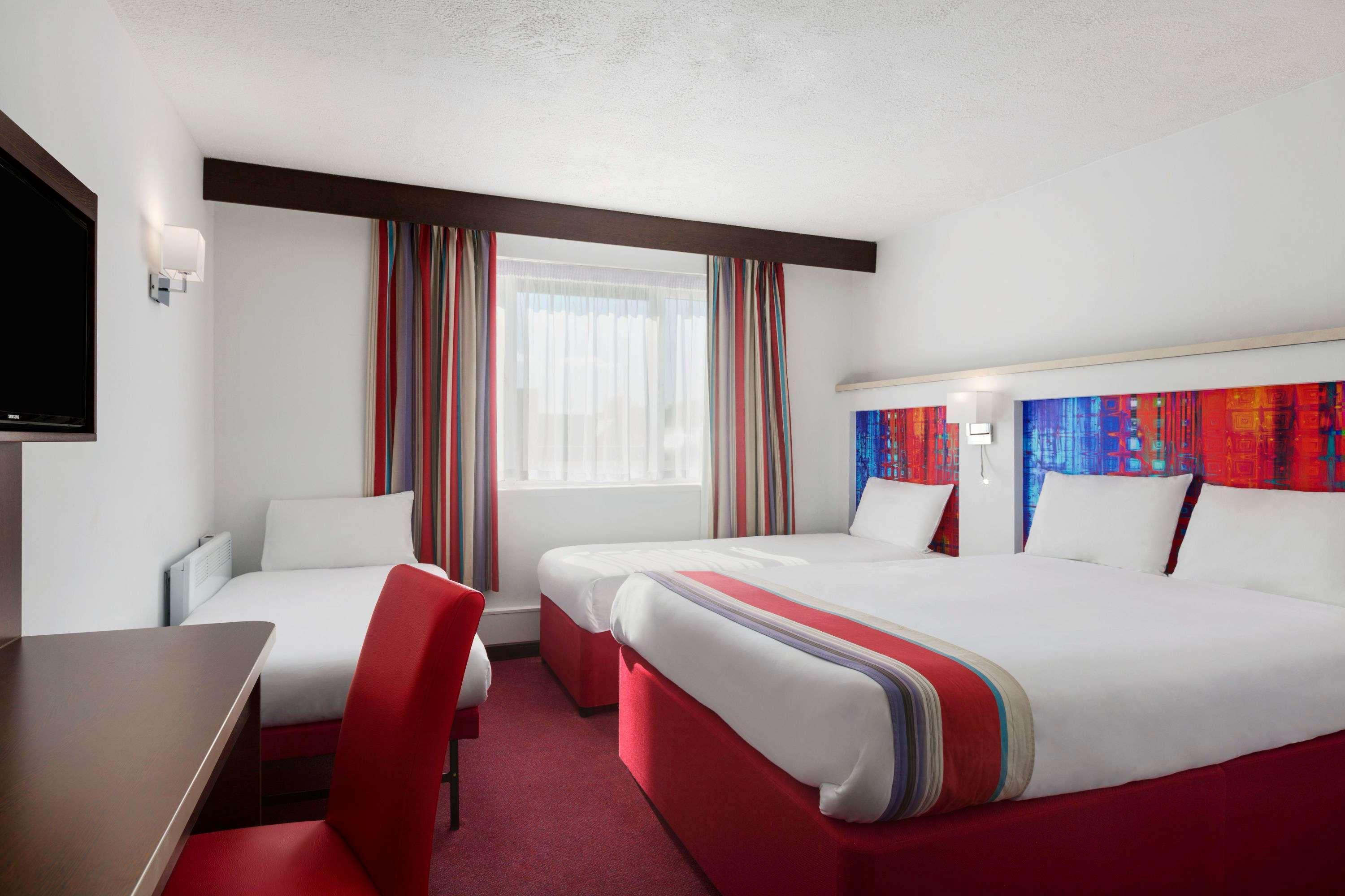 Отель Ramada Милтон-Кейнс Экстерьер фото