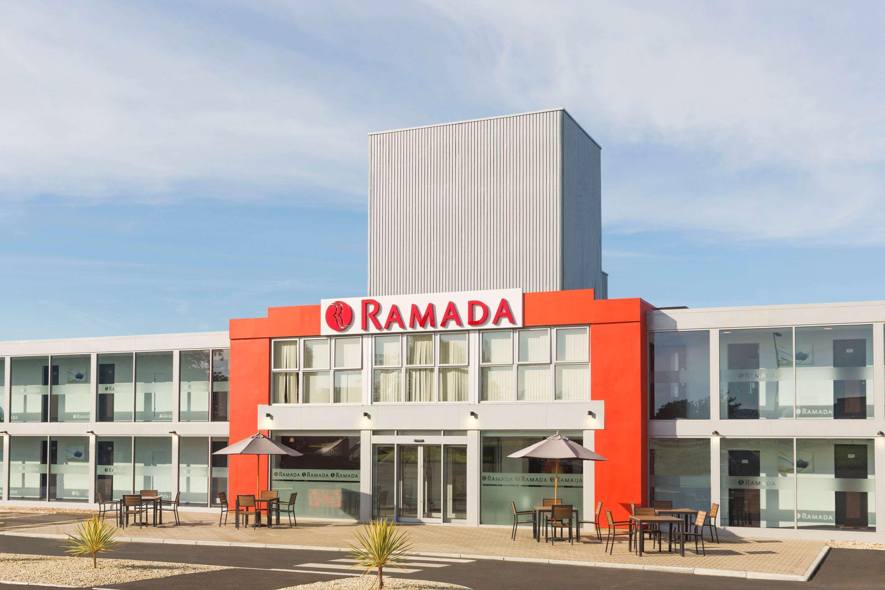 Отель Ramada Милтон-Кейнс Экстерьер фото