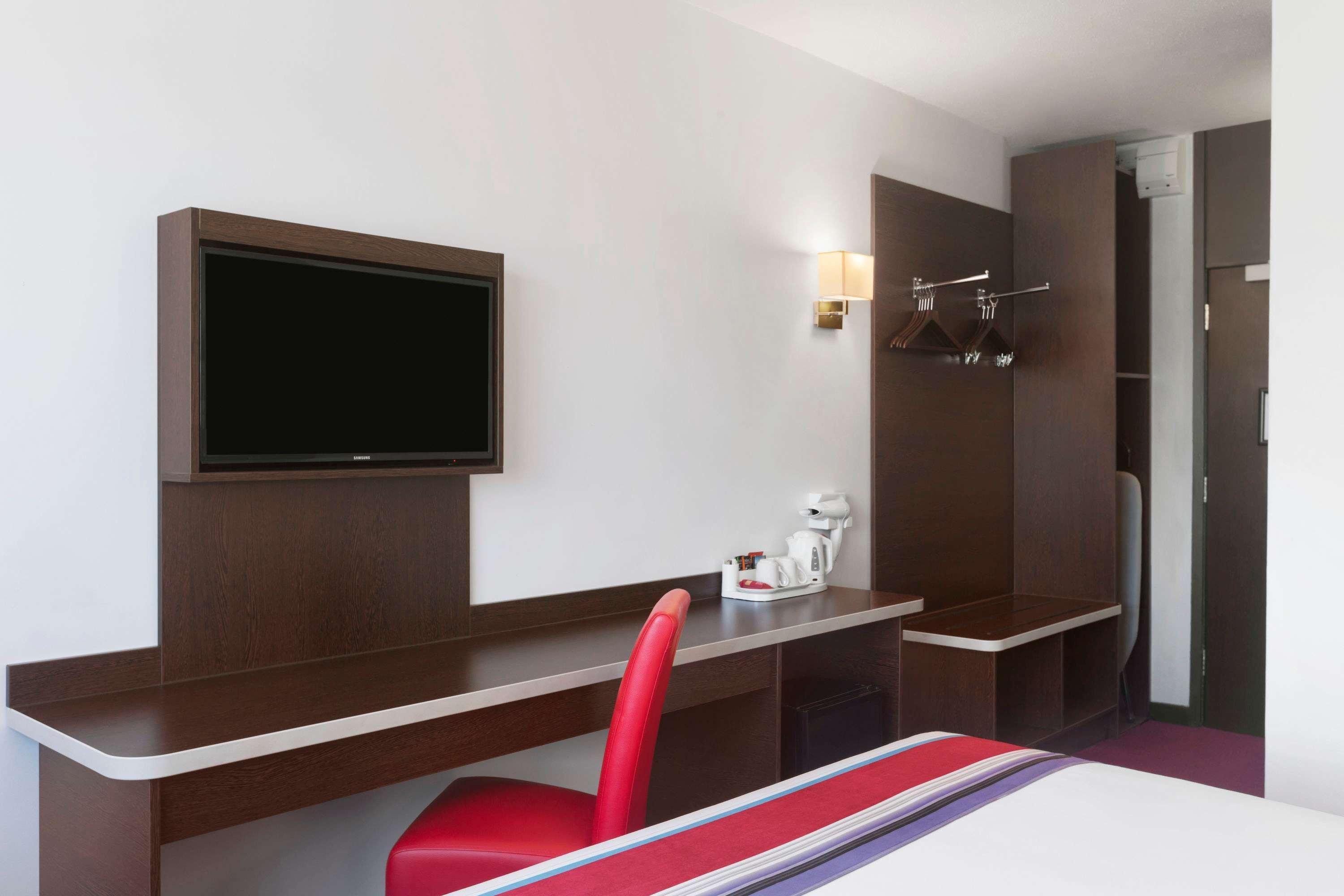 Отель Ramada Милтон-Кейнс Экстерьер фото