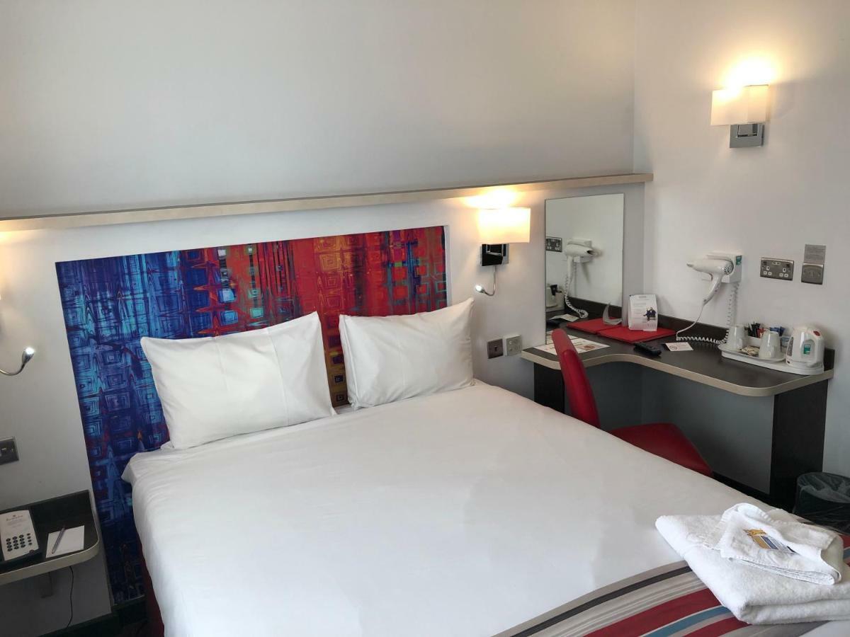 Отель Ramada Милтон-Кейнс Экстерьер фото