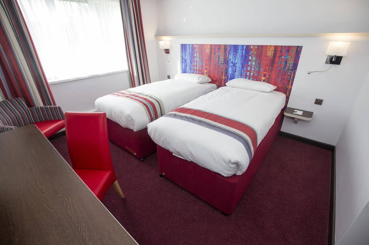 Отель Ramada Милтон-Кейнс Экстерьер фото