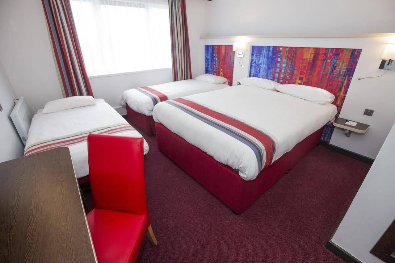 Отель Ramada Милтон-Кейнс Экстерьер фото