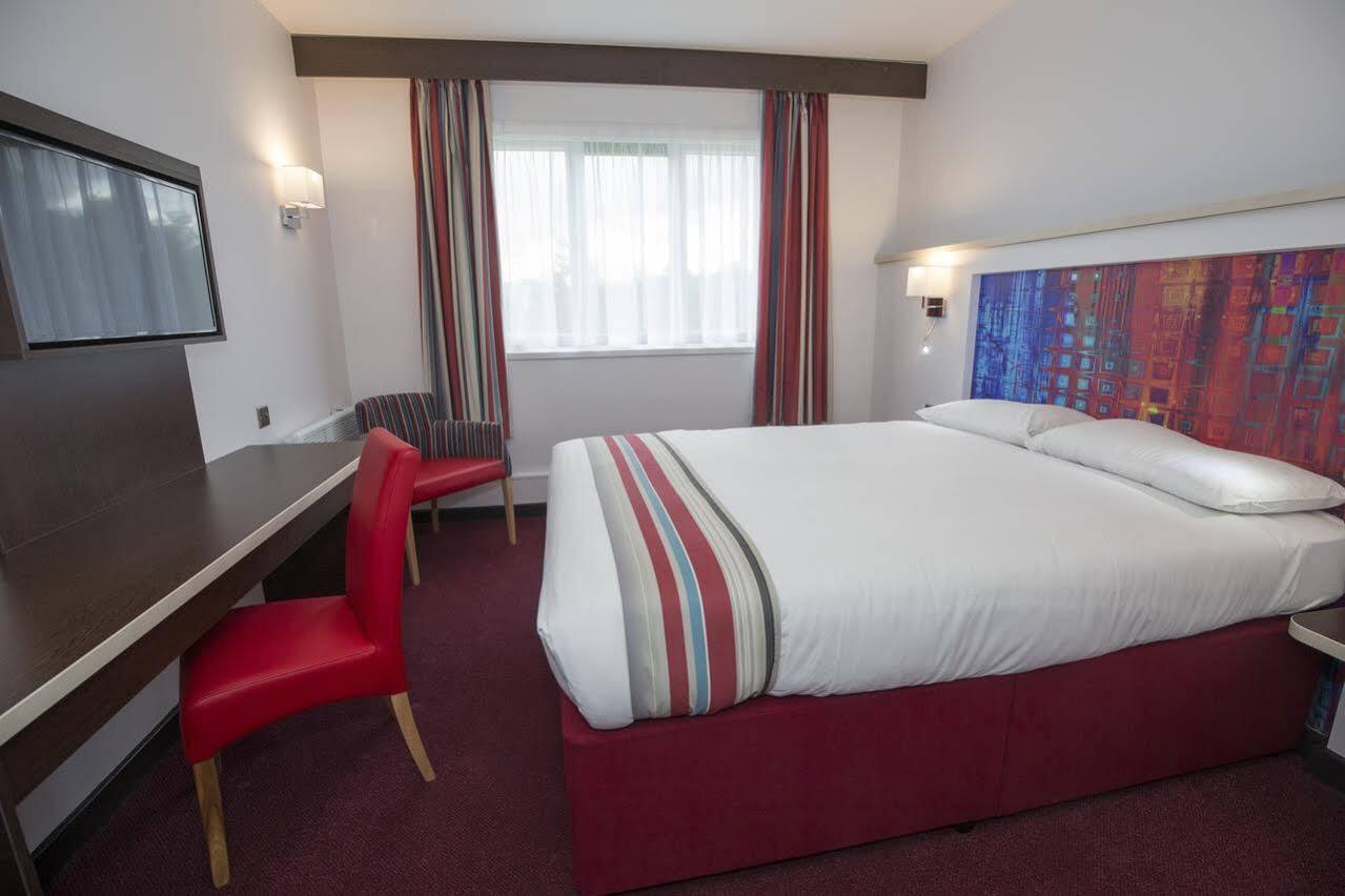 Отель Ramada Милтон-Кейнс Экстерьер фото